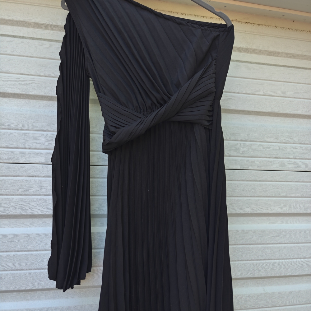 Elegant Black Pleated One-Shoulder Dress